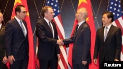 资料照:左起:美国财长姆努钦、美国贸易代表莱特希泽2019年7月31日与中国副总理刘鹤与中国商务部长钟山在上海西郊宾馆举行会谈。