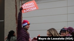 2017年1月21日，基督教女青年会（YWCA）在华盛顿的女性大游行上抗议种族主义（资料图）