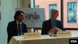 迈克尔•范瓦尔特•范普拉赫教授(右一)正在讲话。(美国之音慕小易拍摄)