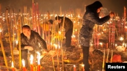 中国农历新年第一天,人们在重庆大佛寺烧香以祈求马年好运。