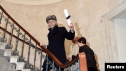 ဂီတပညာရှင် Bob Geldof 'Freedom of the City of Dublin' ဆုကို ပြန်အပ်စဉ်
