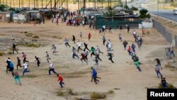 在一场农业工人罢工中,警察开枪,示威者逃散