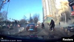 行车记录器截屏中显示的河北省廊坊市三河发生爆炸后人们逃离的场景。(2024年3月13日)