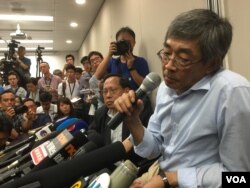 铜锣湾书店店长林荣基在记者会上称,去年10月在深圳被公安扣押,之后乘动车被带到了宁波。