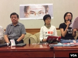 4月7日言论自由日,台湾人权促进会秘书长邱伊翎(右一)宣布声援李明哲联署结果(美国之音申华拍摄)