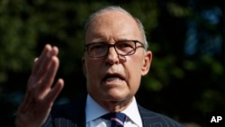 资料照:白宫经济顾问库德洛在白宫外对记者谈话。(2019年8月6日)