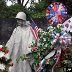 首尔大学商学院63届毕业生敬献花圈,向美军将士致敬