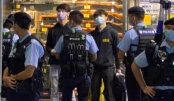 贤学思政召集人王逸战(蓝色口罩者)等4名成员以及3名市民共7人,被警察截查后被拘捕,12月1日凌晨全部获准保释。 (美国之音特约记者汤惠芸摄)