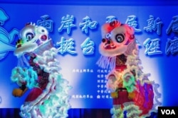 联谊会上传统的狮子舞表演(美国之音记者方正拍摄)