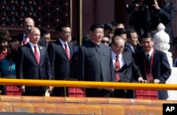 江泽民被搀扶登上天安门,站在习近平主席一侧,习近平另一侧是李克强总理和俄罗斯总统普京(2015年9月3日)(点击图片,就呈现大图)