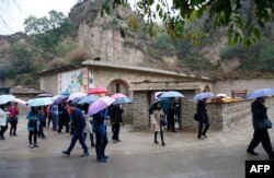 2016年10月22日,人们参观中国国家主席习近平青年时期在中国陕西省梁家河住过的窑洞。 这三个窑洞迎接了源源不断的共产党朝圣者