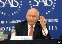 退休美国海军少将,现任海军分析中心资深研究员麦德伟