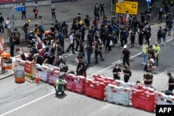 抗议者2019年6月21日占据了香港政府总部外的一条主要道路。数百名黑衣人士封锁了香港议会外的一条高速公路,要求亲北京的香港特首辞职。