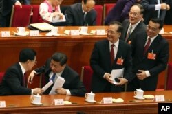 2013年3月5日,中国人大会议开幕式之后,习近平、李克强、王岐山和胡锦涛、温家宝。
