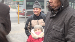 2015年12月22日上午,维权人士倪玉兰和丈夫董继勤来到法院外声援浦志强,有便衣试图遮挡记者拍照(美国之音叶兵拍摄)