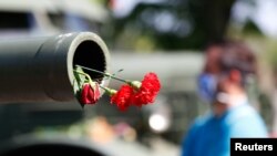 资料照:2020年5月8日,在胜利日和第二次世界大战结束 75 周年纪念日,德国柏林卡尔霍斯特的德俄博物馆里一辆坦克的枪管里插上了鲜花(路透社)。