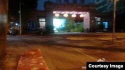 刘沙沙在看守所外打的地铺。(刘沙沙微博图片)