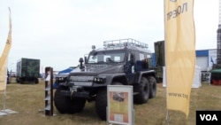 2014年8月莫斯科武器战上展出的可在北极地区使用的车辆。(美国之音白桦拍摄)