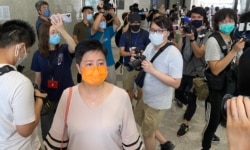 民主派初选47人案其中一名被告、民主党前立法会议员黄碧云(橙色口罩者)到法庭应讯 (美国之音/汤惠芸)