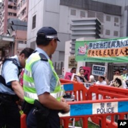 中联办前维持秩序的警察以及抗议者