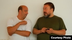 拉瑞•沃尔师(左)和艾未未，2011年8月摄于北京(Larry Warsh提供)