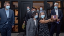 资料照片:台湾总统蔡英文在台北与美国副国务卿克拉奇(左)率领的美国代表团成员自拍。(照片来源:台湾总统府)