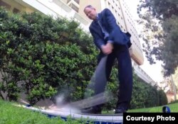 加州大学欧文分校教授厄兹曼击出火花(UC Irvine photo)