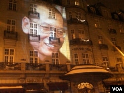 2010年12月10日,为刘晓波缺席颁发诺贝尔和平奖之夜,他的形象投映在举行诺和奖晚宴的奥斯陆大酒店的正面外墙上。