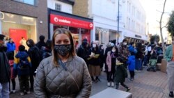 英国人Kayla路过香港人集会时停下来表达支持(美国之音特约记者郑乐捷)