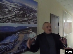 俄罗斯西伯利亚托木斯克一所大学的教师在图片前介绍通向中国的石油和天然气管道如何铺设。这所大学的许多学生将从事俄中油气管道的维护服务。(美国之音白桦拍摄)