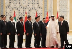 中国国家主席习近平同阿布扎比王储穆罕默德2018年7月20日在阿联酋总统府问候随同习近平访问的中共和中国高官(左起)丁薛祥、杨洁篪、王毅、何立峰等人。