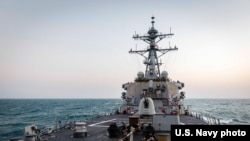 美国海军约翰·麦凯恩号导弹驱逐舰2021年2月5日在南中国海进行常规航行行动。(美国海军第七舰队)