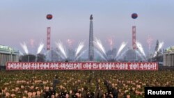 朝鲜中央通讯社(KCNA)在平壤发布的照片显示2017年12月1日朝鲜军队在平壤金日成广场举行的关于火星15导弹发射成功的庆祝活动。