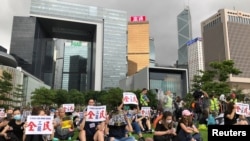 香港民众2019年9月2日在政府总部外广场举行三罢集会(美国之音黎堡)