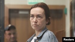 资料照片:美国记者阿尔苏·库尔马舍娃在俄罗斯一家法庭出庭。(2024年5月31日)