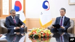 韩国外交部第一次官金烘均(右)在首尔外交部召见俄罗斯驻韩国大使格奥尔基·季诺维也夫(Georgy Zinoview)。(2024 年10月21日)