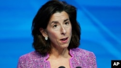 资料照片:被时为当选拜登提名为商务部长的罗德岛州长雷蒙多在特拉华州维尔明顿威尔明顿的一次活动上讲话。 (2021年1月8日)