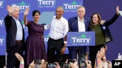 На фото: Обама разом з кандидатом в губернатори від Демократичної партії, колишнім губернатором Вірджинії Террі МакОліффом