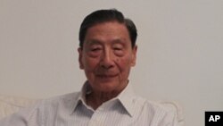 中国著名经济学家茅于轼(资料照片)