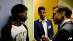 马克龙2018年1月16日走访卡莱见移民(美联社)