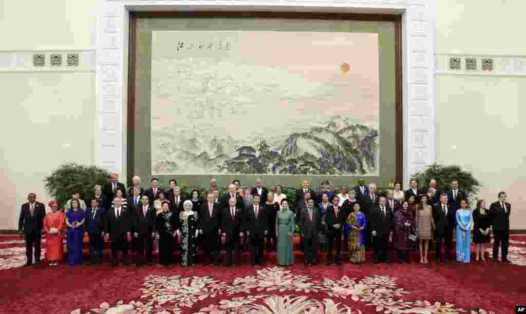 参加北京的 “一带一路”国际合作高峰论坛的各国代表和嘉宾在欢迎宴会上(2017年5月14日)。 美国曾对中国邀请朝鲜参加“一带一路”峰会表示不满。美国驻北京大使馆向中国外交部递交照会,指出在国际社会向朝鲜施压要求其放弃核武器之际,邀请朝鲜参加,是中国发出的错误信息。