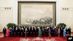 参加北京的 “一带一路”国际合作高峰论坛的各国代表和嘉宾在欢迎宴会上,后面的大型中国国画是《江山如此多娇》(2017年5月14日)。