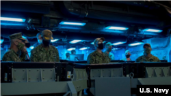 美国海军人员遥控操作无人驾驶装备(美国太平洋舰队照片)