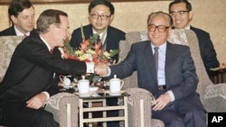 1989年2月26日,美国总统乔治·布什和中共总书记赵紫阳在北京人民大会堂举行会谈时握手。