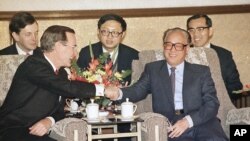 1989年2月26日,美国总统乔治·布什和中国总理兼中共总书记赵紫阳在北京人民大会堂举行会谈时握手。
