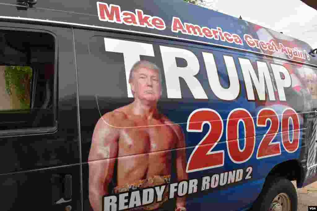 Một chiếc xe trang trí bằng những khẩu hiệu ủng hộ Tổng thống Trump và đầu của ông gắn lên thân hình của võ sĩ quyền Anh Rocky Balboa, một nhân vật do diễn viên Sylvester Stallone thủ vai trong bộ phim huyền thoại “Rocky” năm 1976.