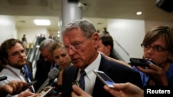 美国国会参议院军事委员会共和党资深议员英霍夫(James Inhofe, R-OK) 对记者发表谈话(2014年7月8日)