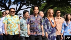 台湾总统赖清德(中)抵达夏威夷檀香山的主教博物馆。(2024年11月30日)