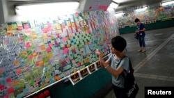 香港新界大浦一处墙上贴满反对逃犯条例修法的纸条。(2019年7月9日)