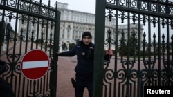 位于布加勒斯特的罗马尼亚最高法院宣布第一轮总统选举结果无效后,议会宫的大门被关闭。(2024年12月6日)